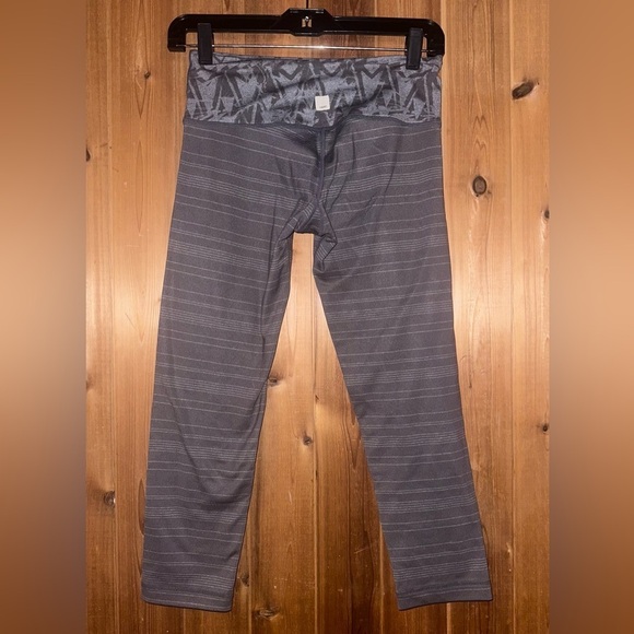 Vuori Cropped Gray Striped Leggings Size Small - Picture 2 of 4